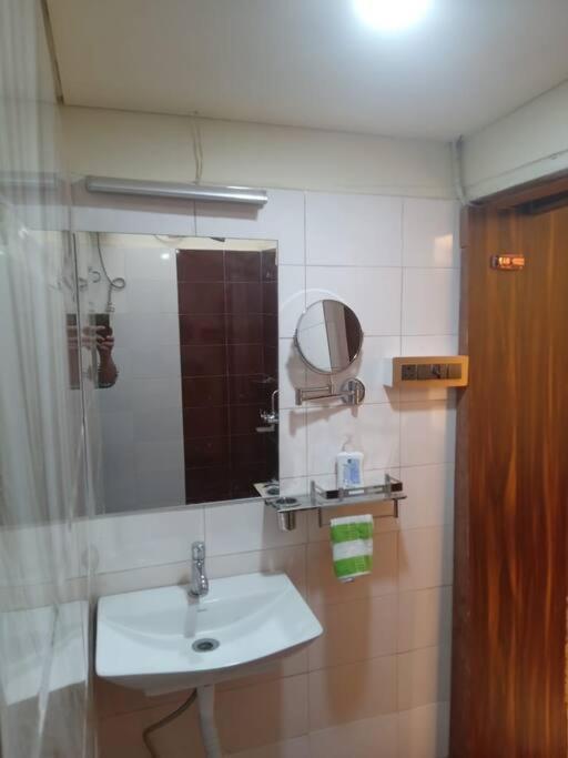 Ostro Inn Studio Apartment Kolkata Bagian luar foto